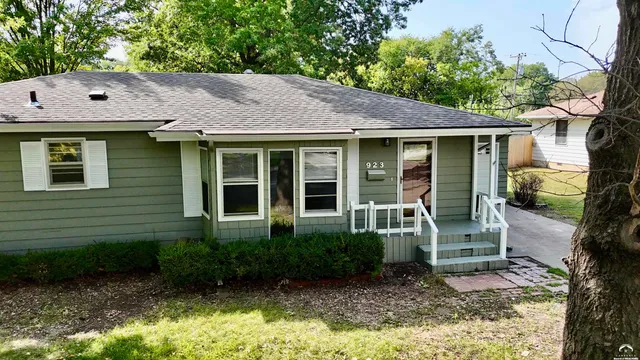 $270,000 | 923 Crestline Drive, Lawrence, KS 66049