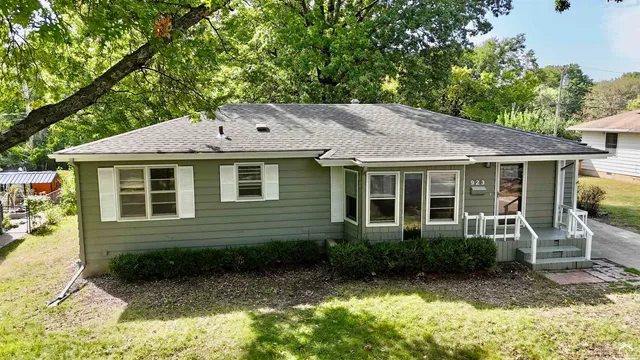 $270,000 | 923 Crestline Drive, Lawrence, KS 66049