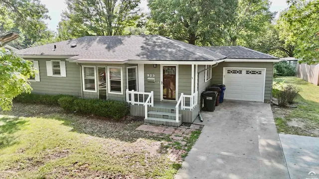 $270,000 | 923 Crestline Drive, Lawrence, KS 66049