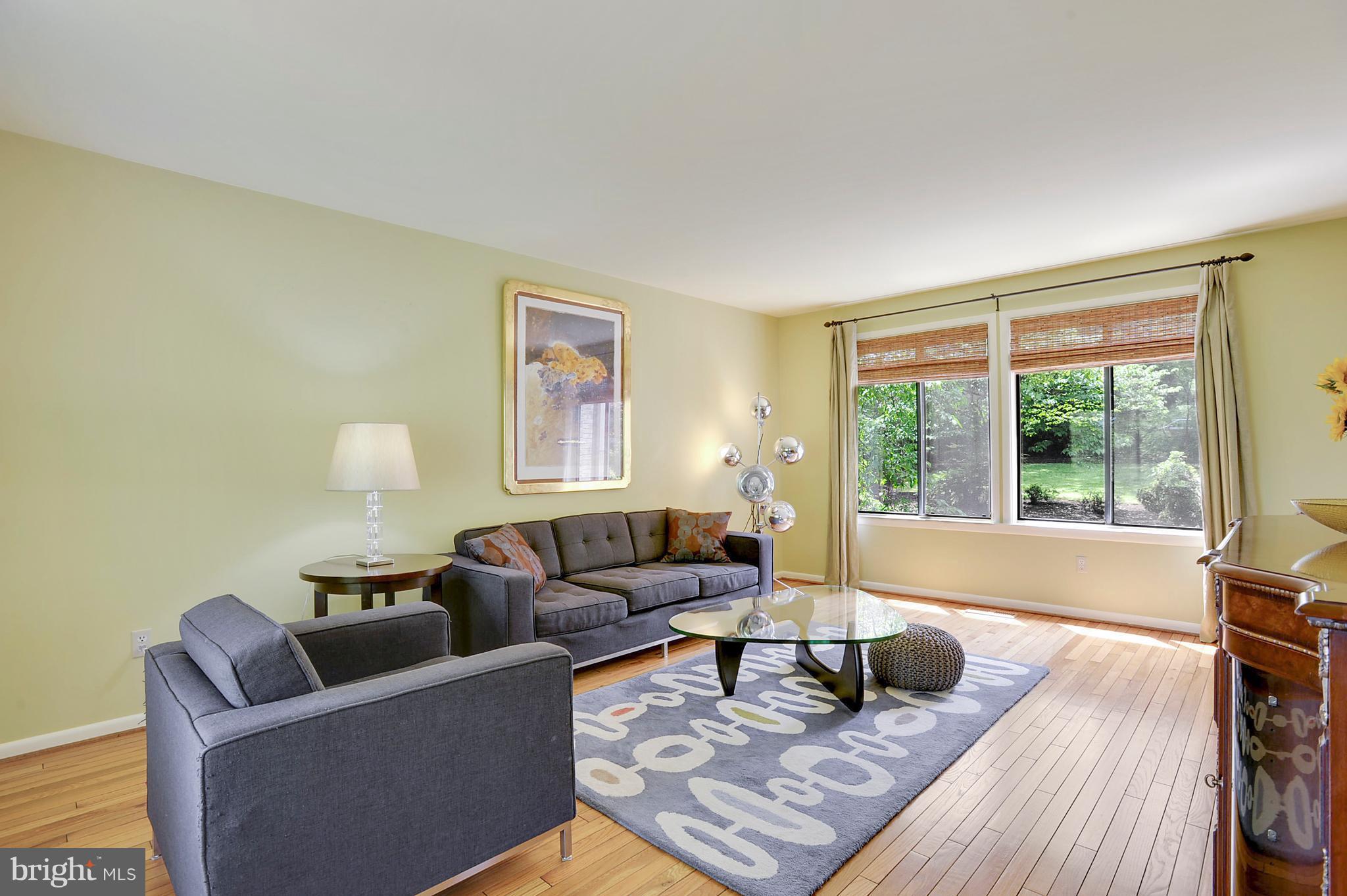 10902 Miller Road Oakton, VA 22124 - Photo 5 of 30 Living Room