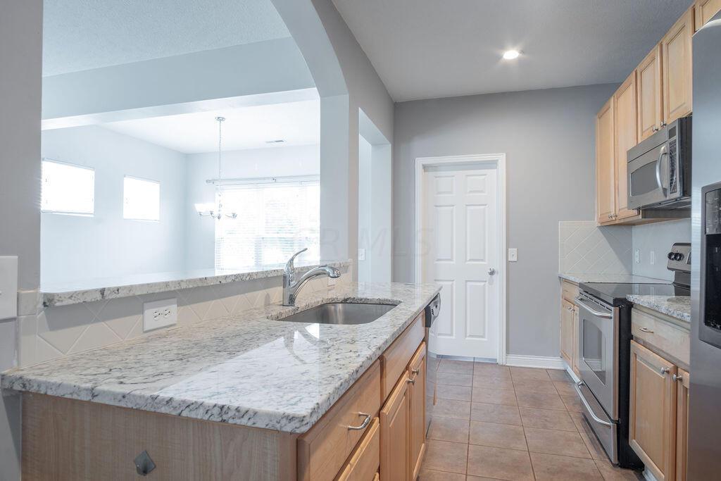 6051 Hayden Farms Road Dublin, OH 43016 - Photo 9 of 34 Kitchen