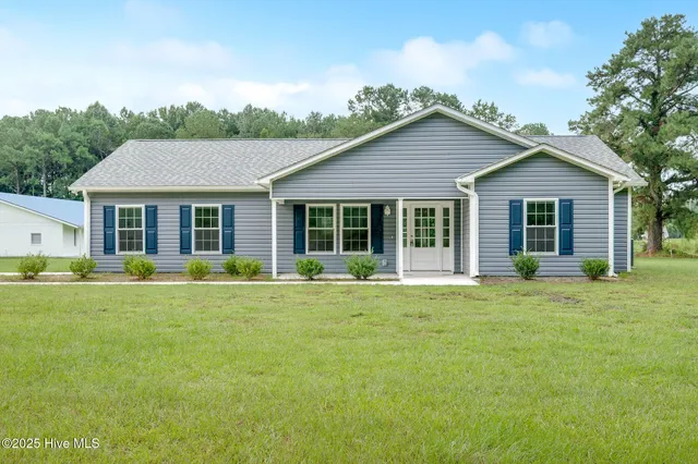 $335,000 | 102 Kyle Herring Drive, Teachey, NC 28464