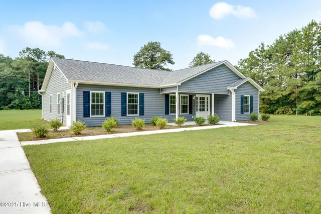 $335,000 | 102 Kyle Herring Drive, Teachey, NC 28464