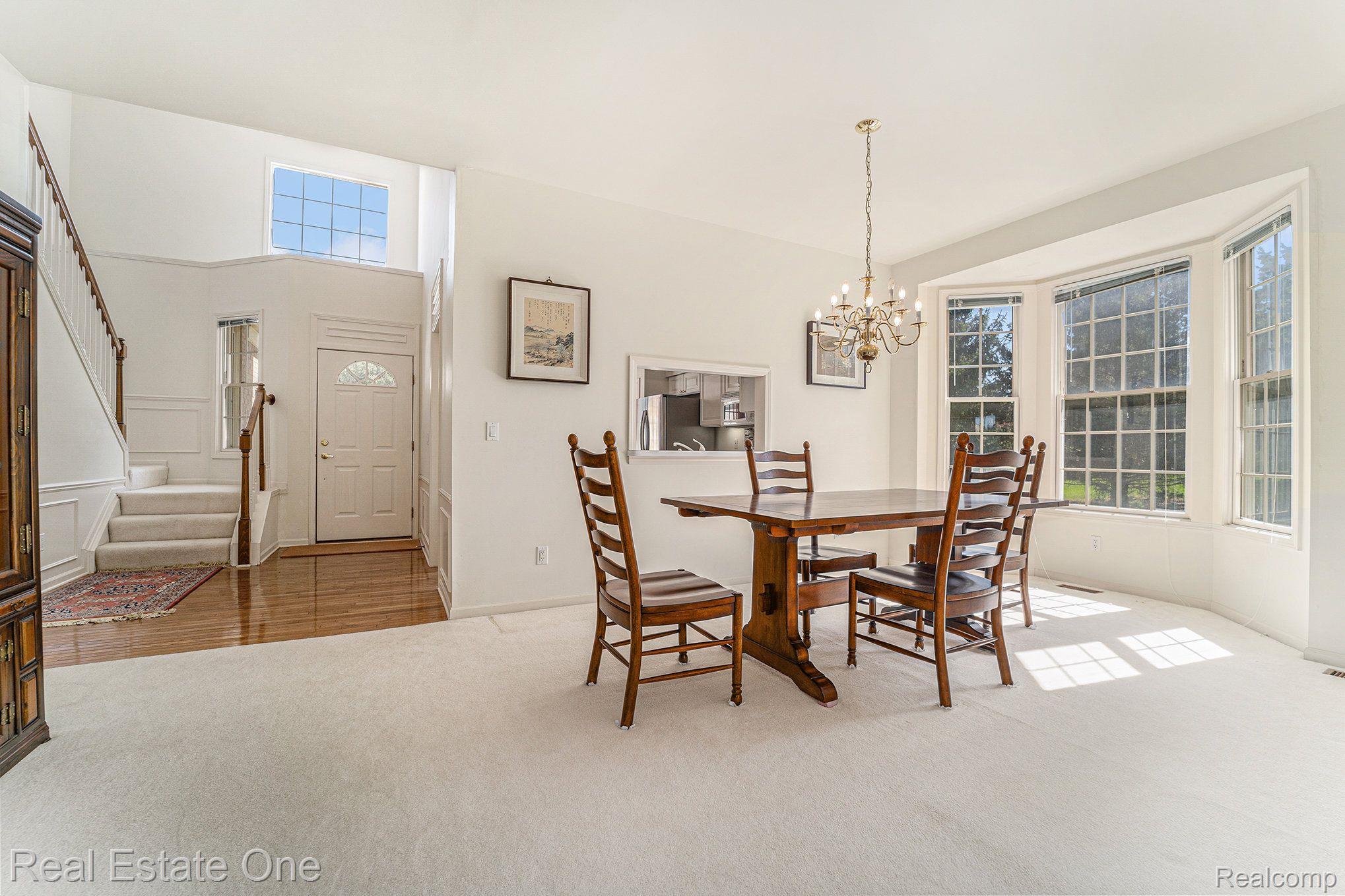 1689 Maple Creek Court Rochester, MI 48306 - Photo 9 of 25 DINING AREA!