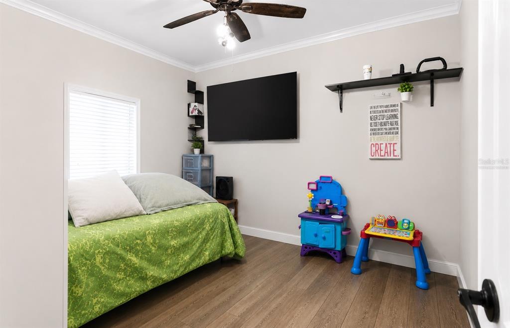 8010 Palmer Road Bartow, FL 33830 - Photo 16 of 22 a bedroom with a bed and a flat screen tv