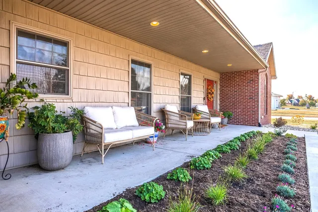 $430,000 | 36 Lone Oak Court, Bloomington, IL 61705