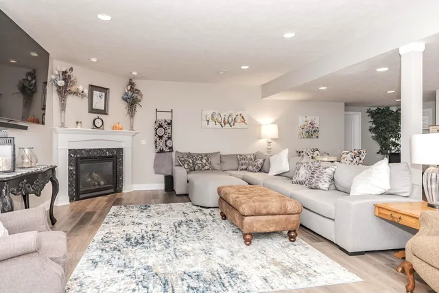 $430,000 | 36 Lone Oak Court, Bloomington, IL 61705