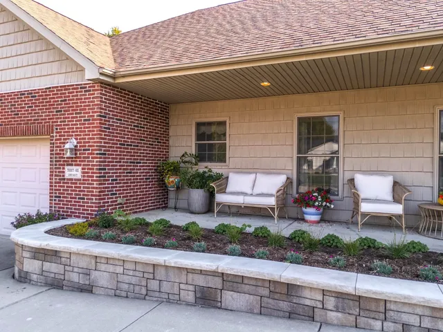 $430,000 | 36 Lone Oak Court, Bloomington, IL 61705