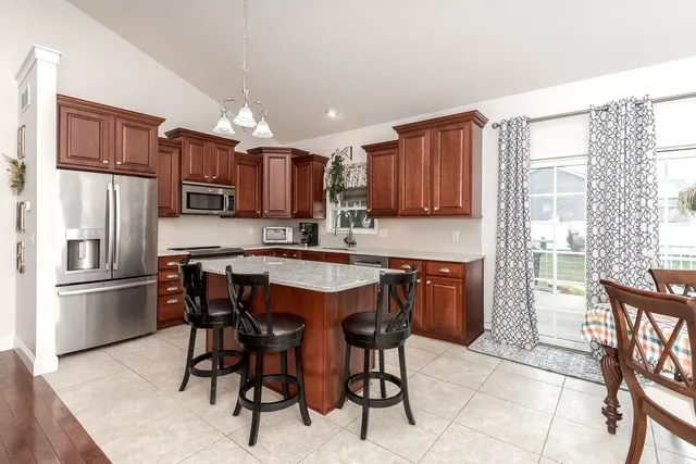 $430,000 | 36 Lone Oak Court, Bloomington, IL 61705