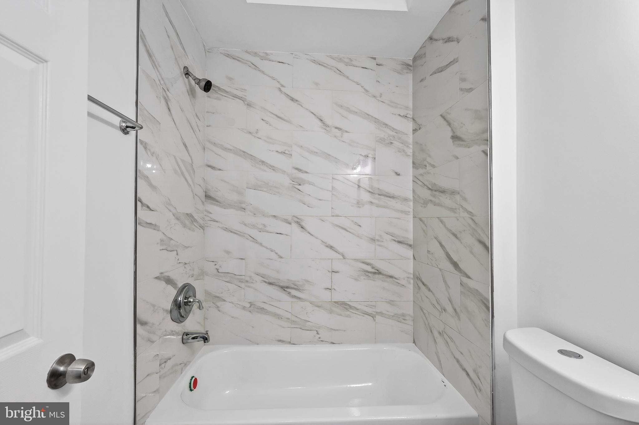 7014 Belclare Road Baltimore, MD 21222 - Photo 27 of 36 a bathroom with a bathtub