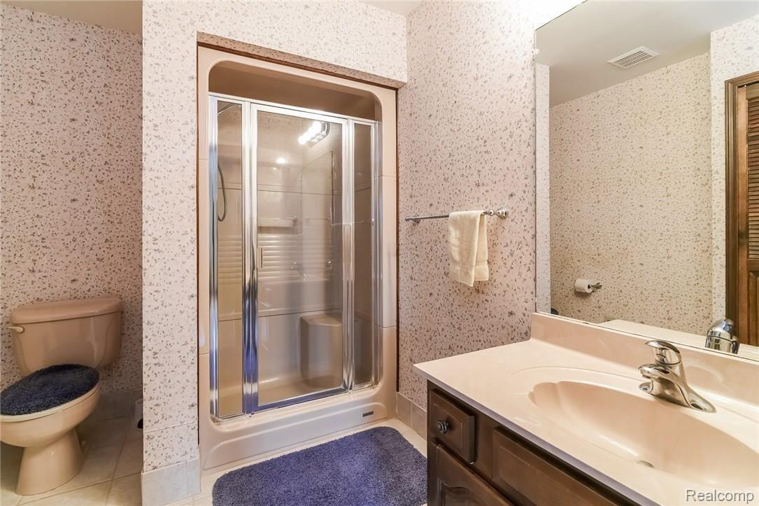 200 Mack Road Leonard, MI 48367 - Photo 18 of 42 Bath Master.jpg