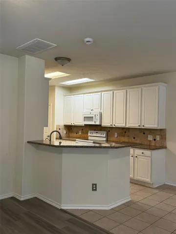 $1,900 | 246 West Stedhill Loop, The Woodlands, TX 77384