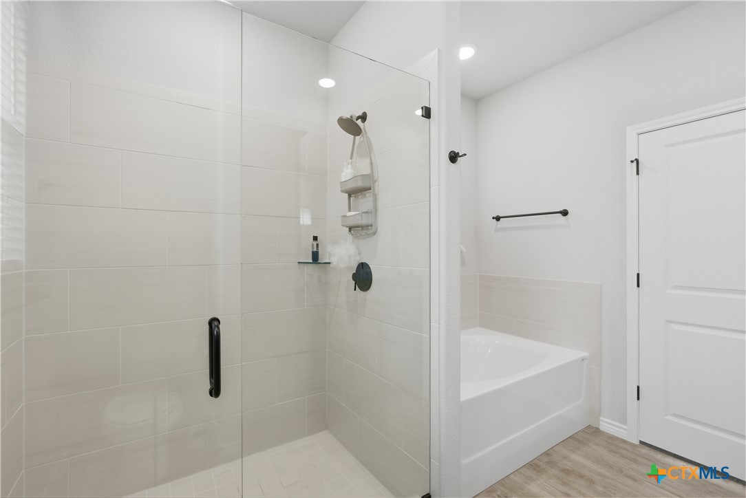 3201 Hedwig Street Killeen, TX 76549 - Photo 19 of 38 a bathroom with a bathtub and shower