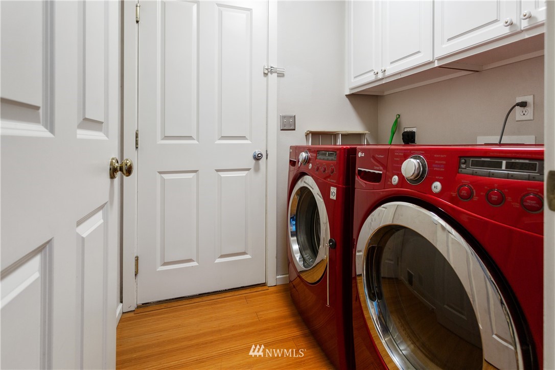 529 Chelan Place Northeast Renton, WA 98059 - Photo 11 of 20 a utility room with dryer and washer