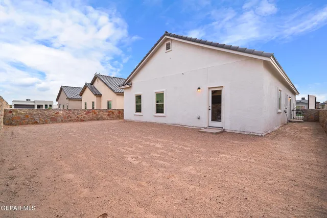 a view of a house with backyard