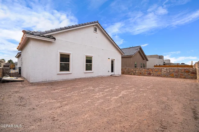 a view of a house with backyard