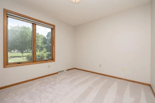 $319,900 | 1813 6th Avenue West, Shakopee, MN 55379