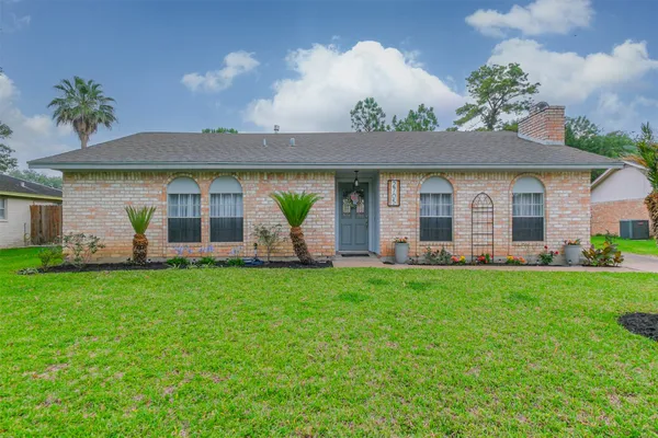 a view of a house with backyard and a garden