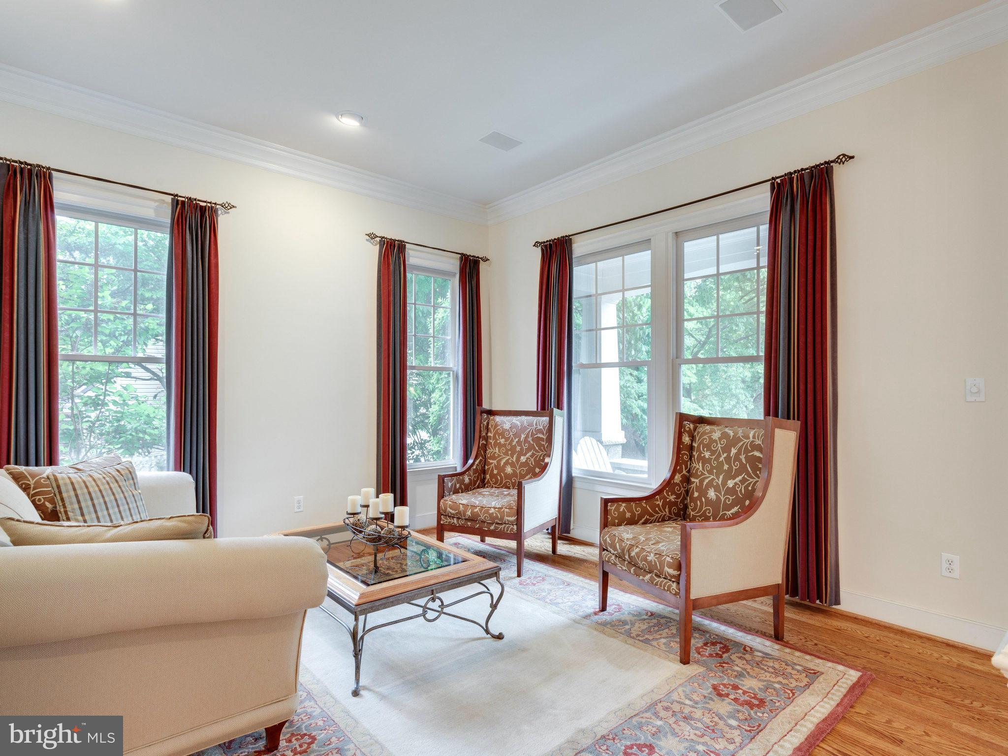 7202 Capitol View Drive McLean, VA 22101 - Photo 4 of 30 Living Room