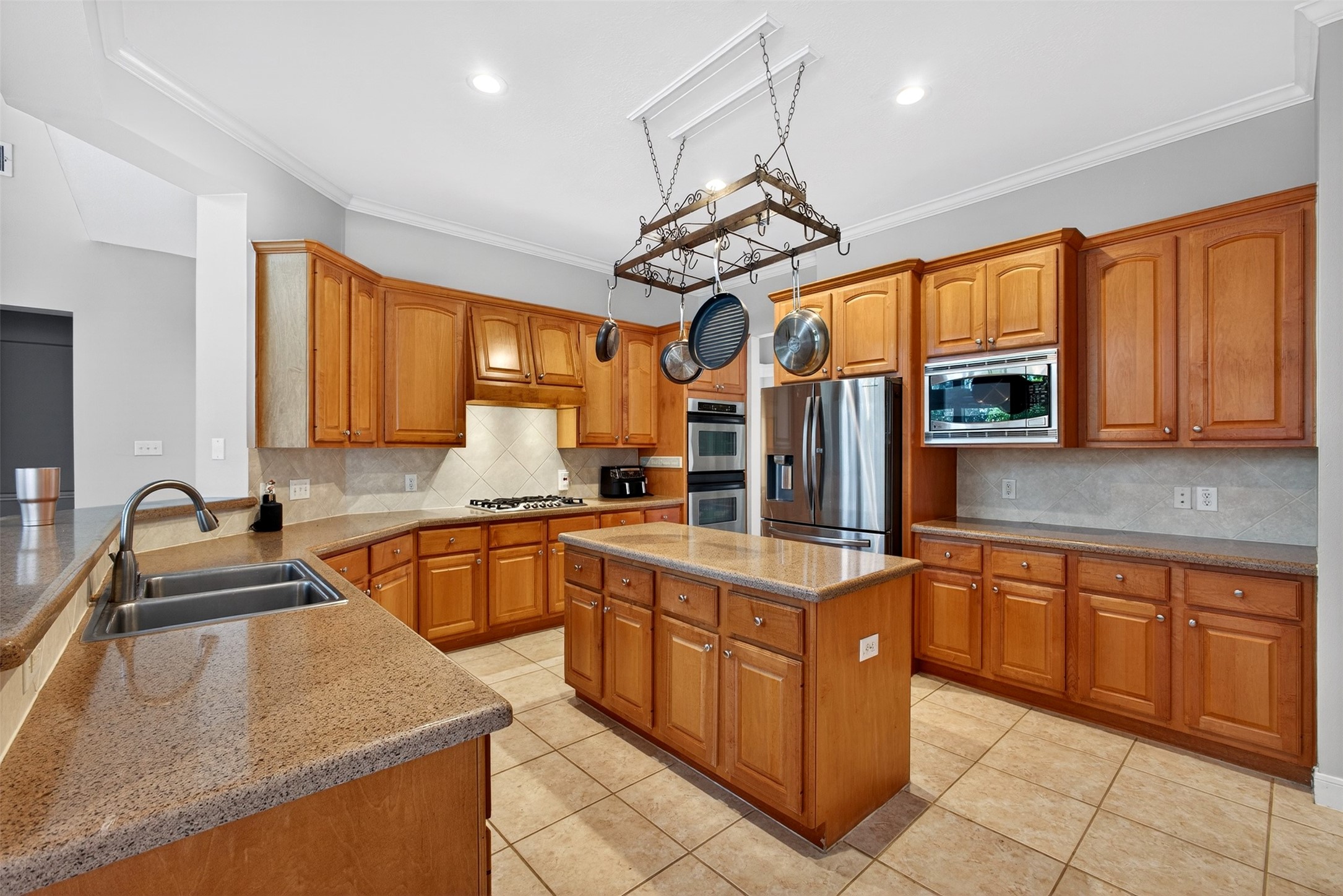 15614 Stable Brook Circle Cypress, TX 77429 - Photo 23 of 48 Chef's kitchen with plenty of storage, kitchen island, double oven and a gas cooktop.