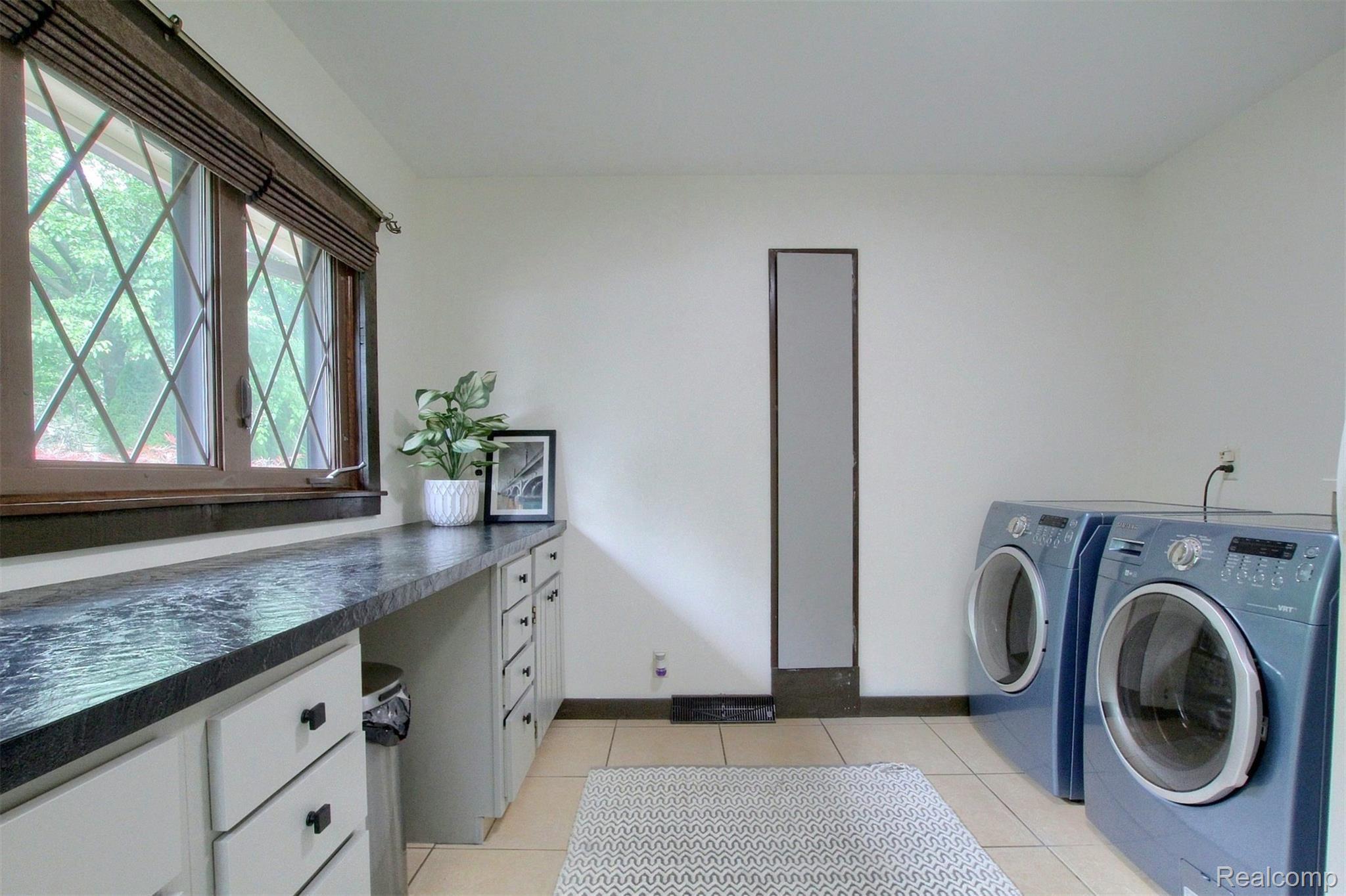 33110 King Road New Boston, MI 48164 - Photo 18 of 31 18-Laundry-Room.jpg
