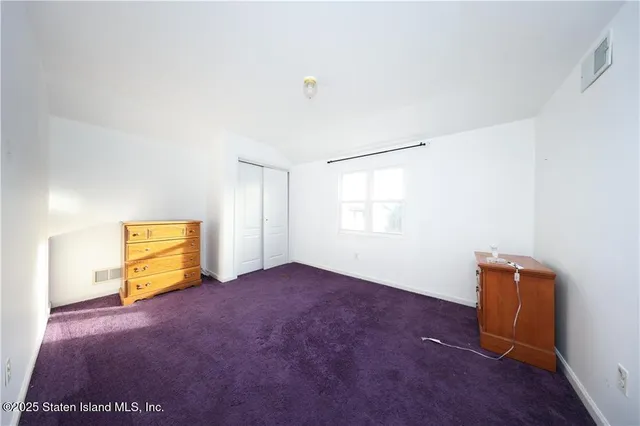 a view of empty room with window