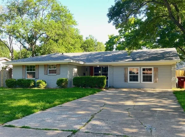 $304,900 | 302 Glen Oaks Road, Bonham, TX 75418