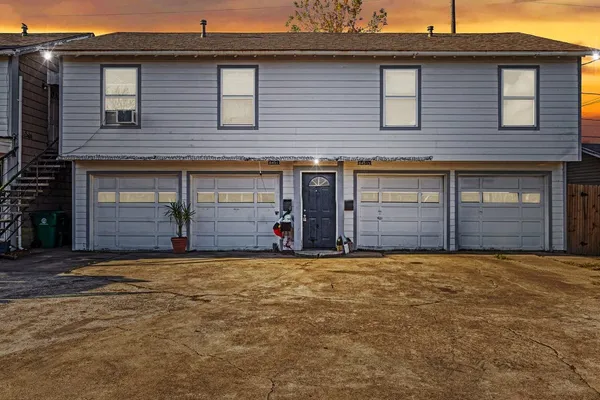 a view of a house with yard in front of it