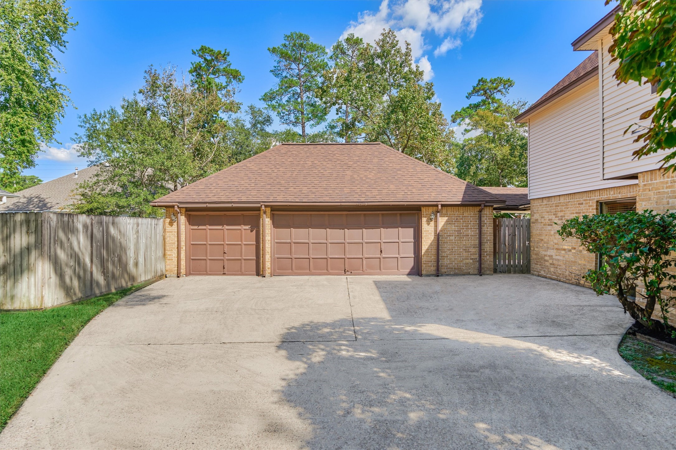 25706 Overlake Drive Spring, TX 77380 - Photo 25 of 32 Expansive three-car garage for ample storage and convenience.