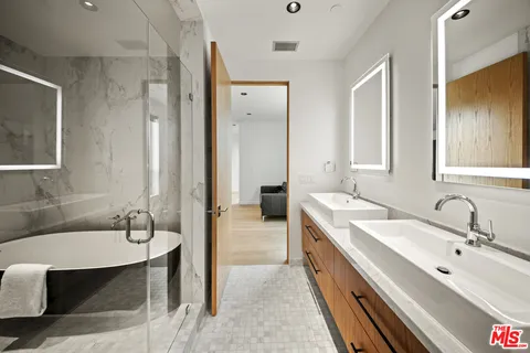 $2,525,000 | 212 Bay Street, Unit 102, Santa Monica, CA 90405