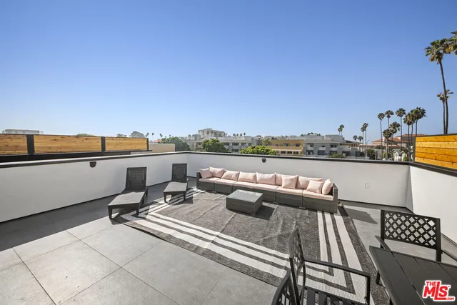 $2,525,000 | 212 Bay Street, Unit 102, Santa Monica, CA 90405