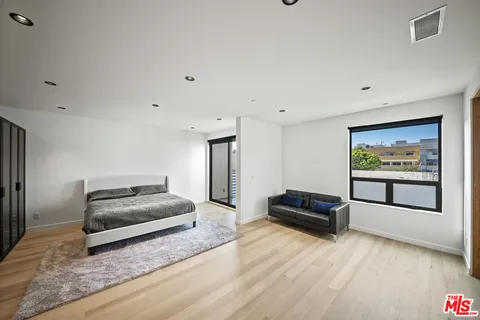 $2,525,000 | 212 Bay Street, Unit 102, Santa Monica, CA 90405