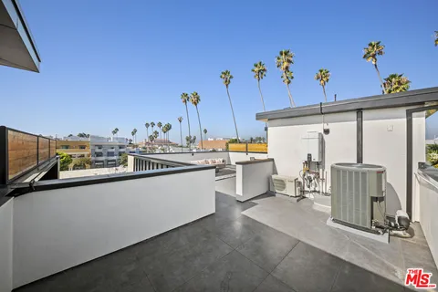 $2,525,000 | 212 Bay Street, Unit 102, Santa Monica, CA 90405