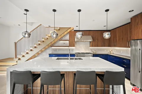 $2,525,000 | 212 Bay Street, Unit 102, Santa Monica, CA 90405