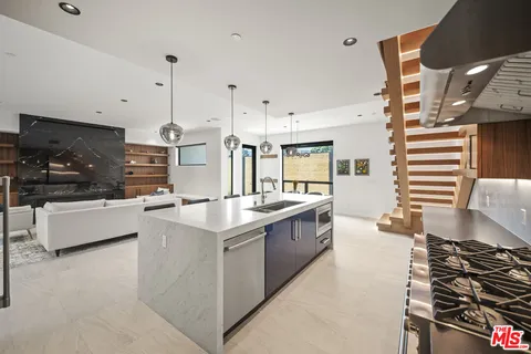 $2,525,000 | 212 Bay Street, Unit 102, Santa Monica, CA 90405