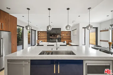 $2,525,000 | 212 Bay Street, Unit 102, Santa Monica, CA 90405