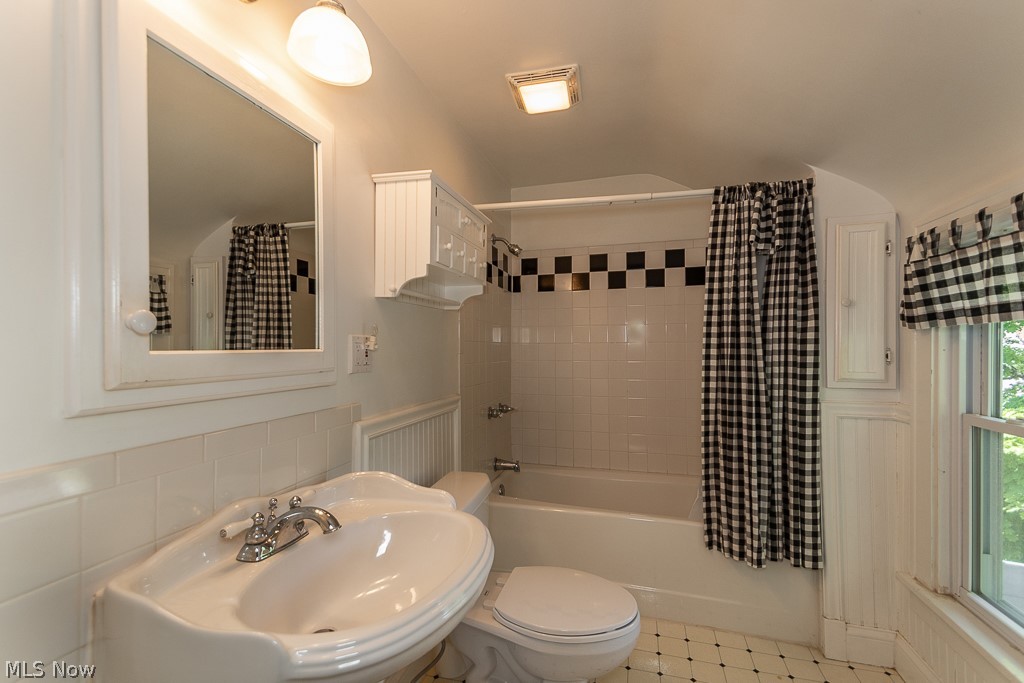 5651 Shawnee Road Cleveland, OH 44124 - Photo 23 of 34