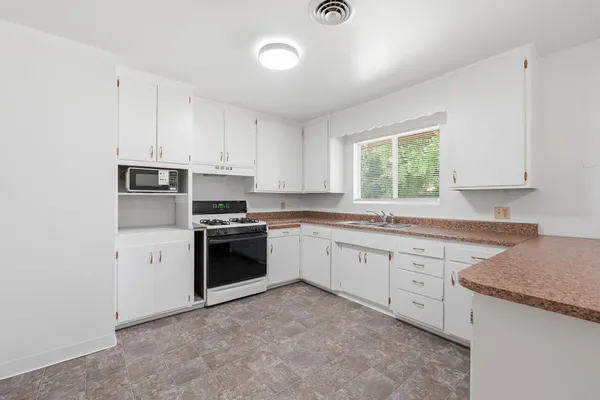 $335,000 | 3560 Sacramento Drive, Redding, CA 96001