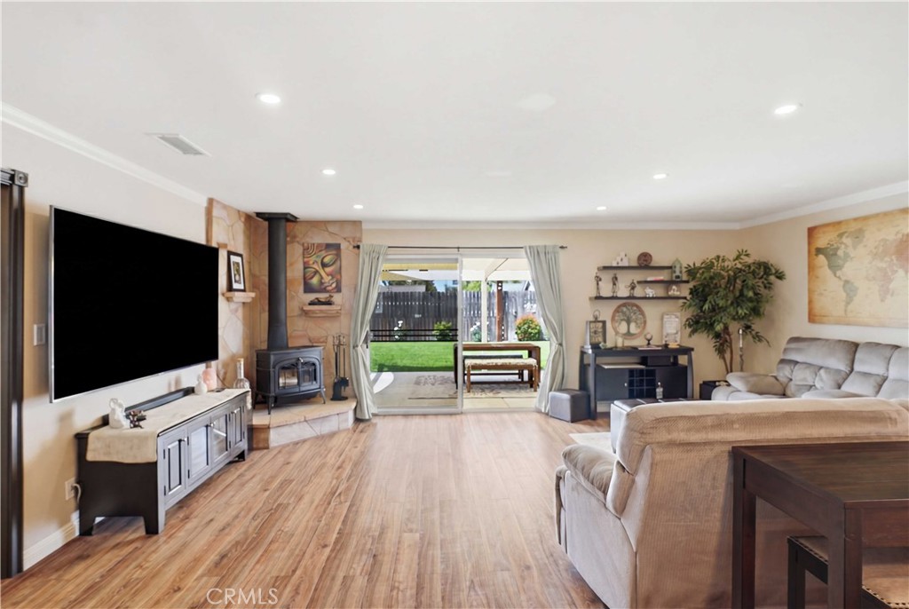 1385 Currant Avenue Simi Valley, CA 93065 - Photo 4 of 26