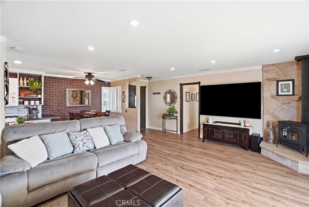 1385 Currant Avenue Simi Valley, CA 93065 - Photo 5 of 26