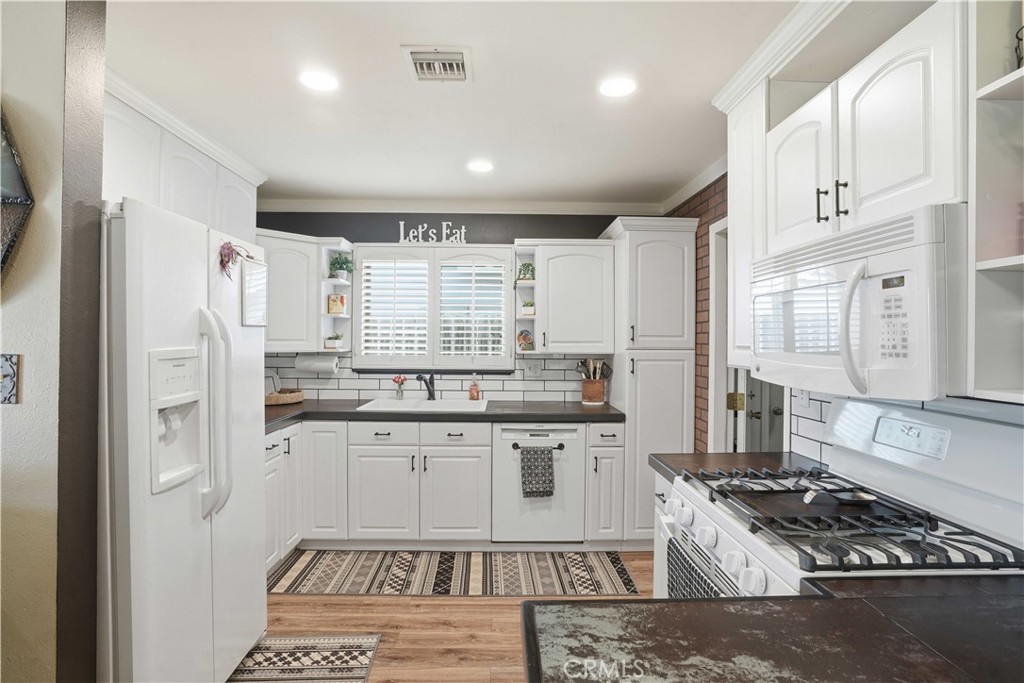 1385 Currant Avenue Simi Valley, CA 93065 - Photo 9 of 26