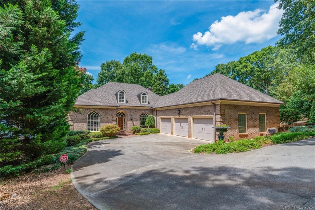 16133 North Point Road Huntersville, NC 28078 - Photo 2 of 42 a front view of a house with a garden