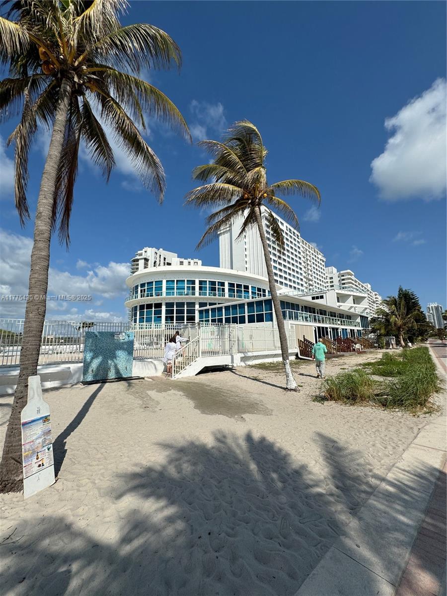 5445 Collins Avenue, Unit 1520 Miami Beach, FL 33140 - Photo 23 of 34