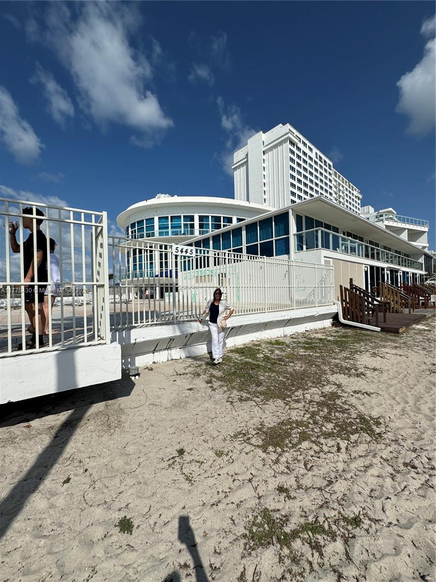 5445 Collins Avenue, Unit 1520 Miami Beach, FL 33140 - Photo 29 of 34