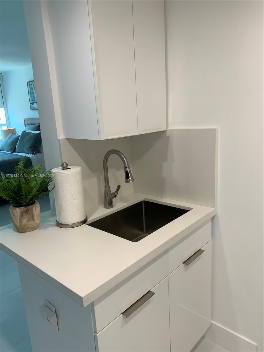 5445 Collins Avenue, Unit 1520 Miami Beach, FL 33140 - Photo 8 of 34