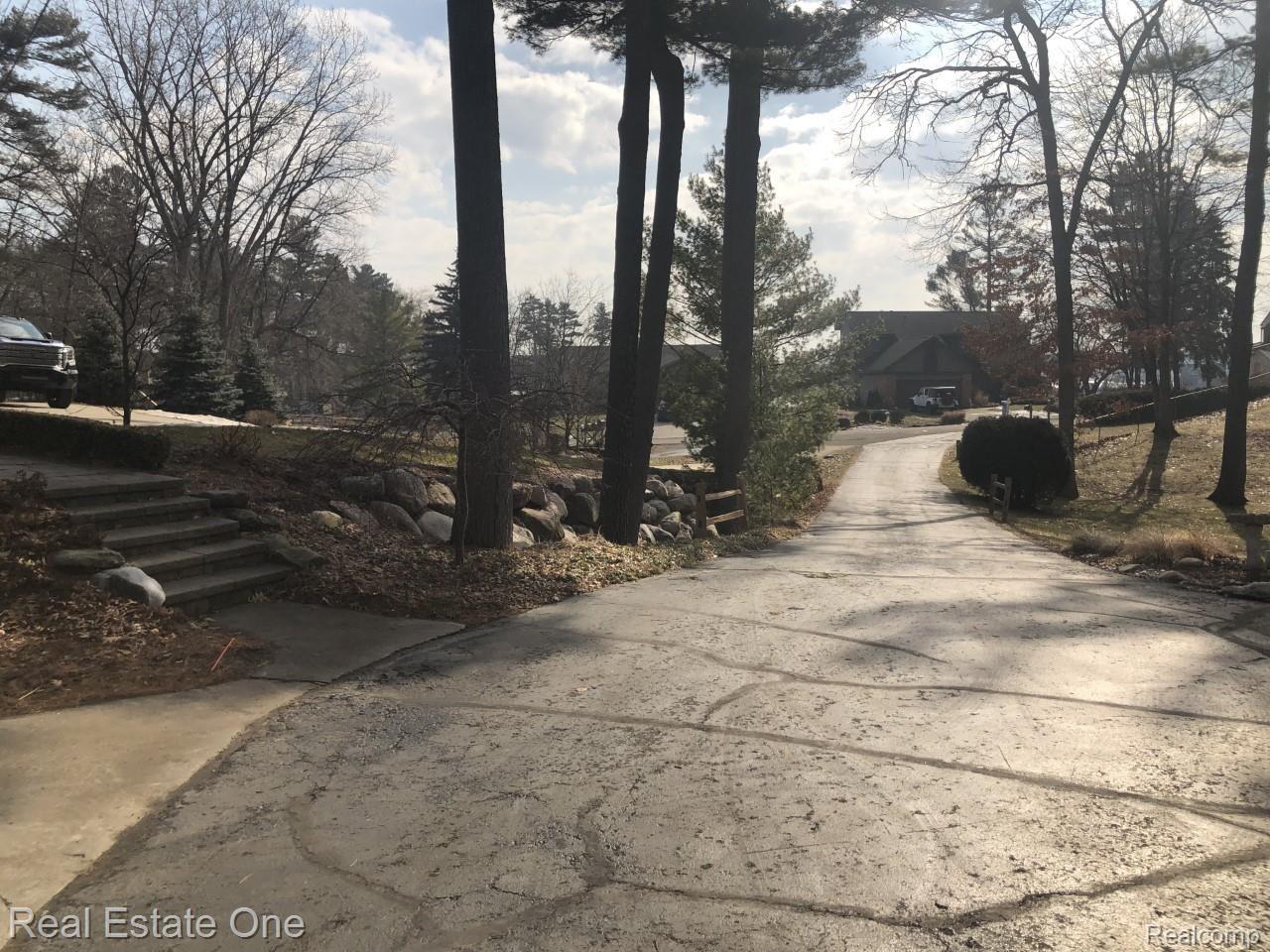 944 Pine Tree Road West Lake Orion, MI 48362 - Photo 65 of 81 Scenic driveway area