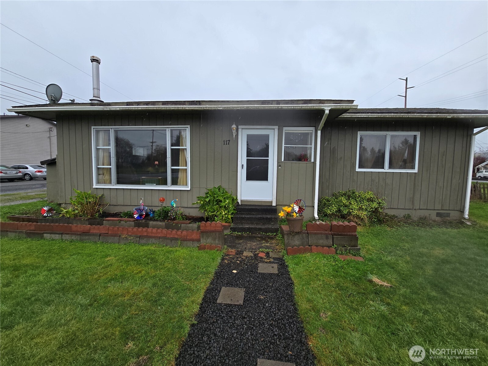 117 J Street Cosmopolis, WA 98537 - Photo 6 of 33 a front view of a house with garden