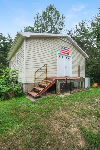 a house that is sitting in the grass