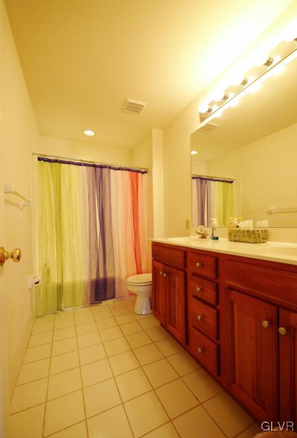 3812 East Hopewell Road Center Valley, PA 18034 - Photo 24 of 27 full bathroom