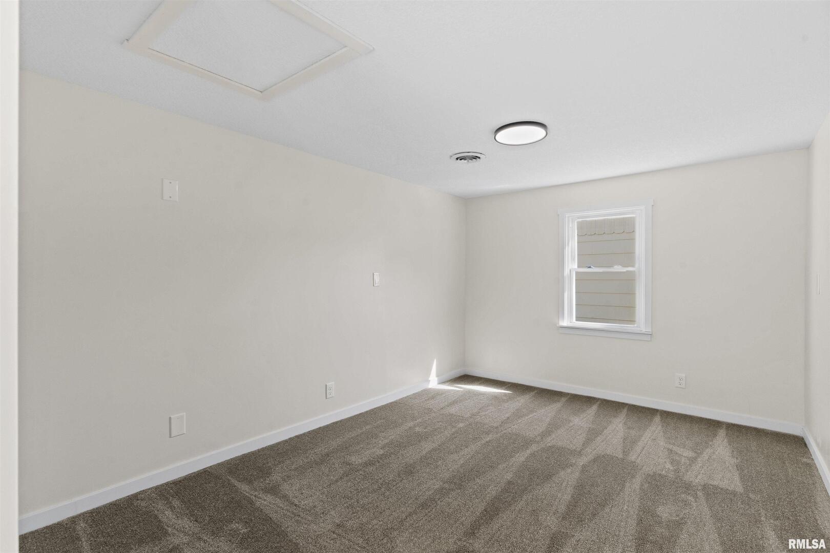 1501 43rd Street Moline, IL 61265 - Photo 25 of 27 an empty room with a window